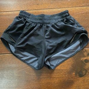 Lululemon/ Hotty Hot short/ Black Camo/ Size 4